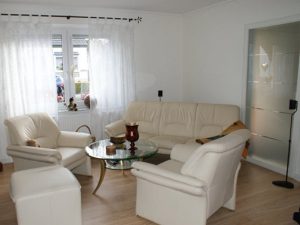 WIRUS Kunststoff-Fenster MD73 | Rahmen: 5-Kammer-System, 73 mm Bautiefe, Uf-Wert 1,3W/m²K | Glas: 3-fach-Wärmeschutz-Glas, Ug-Wert 0,6 W/m²K | Rollladen: GROWE Vorbaurollladen mit Gurtwickler | Montage: RAL-Montage LOBO Zimmertürelemente, Laminat-Fußböden verlegt, DOLLE Holzwangentreppe, Holzart Buche, Edelstahl-Geländerstäbe