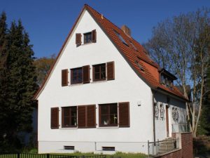 UNILUX Holzfenster | Blend/Flügelrahmen: 72 mm Bautiefe | Glas: 3-fach-Wärmeschutz-Glas, Ug-Wert 0,6 W/m²K | WIRUS Kunststoff-Fenster MD73 | Rahmen: 5-Kammer-System, 73 mm Bautiefe, Uf-Wert 1,3W/m²K | Glas: Wärmeschutz-Glas, Ug-Wert 0,7 W/m²K