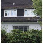 WIRUS Kunststoff-Fenster Thermo 92 | Blend/Flügelrahmen: 6-Kammer-System, 92 mm Bautiefe, Uf-Wert 1,0W/m²K | Glas: 3-fach-Solar-Energy-Glas, Ug-Wert 0,6 W/m²K, g-Wert 62%, WK-2 Beschlag, HÖRMANN Garagensectionaltor mit E-Antrieb | Montage: Wärmebrückenoptimierte RAL-Montage mit Laibungsdämmung