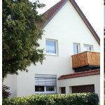 Energetische Sanierung der Gebäudehülle mit Netzwerkpartnern | WIRUS Kunststoff-Fenster Thermo 92 | Blend/Flügelrahmen: 6-Kammer-System, 92 mm Bautiefe, Uf-Wert 1,0W/m²K | Glas: 3-fach-Solar-Energy-Glas, Ug-Wert 0,6 W/m²K, g-Wert 62%, WK-2 Beschlag | Raffstore: GROWE Raffstore, Funkmotoren mit Fernbedienung | Insektenschutz: GROWE Insektenschutz-Spannrahmen und Schiebetüren | Montage: Wärmebrückenoptimierte RAL-Montage mit Laibungsdämmung