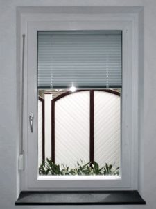 INTERNORM Kunststoff-Verbund-Fenster, WK-2 Beschlag | Jalousie: Internorm Jalousie, im Fenster integriert | Montage: RAL-Montage