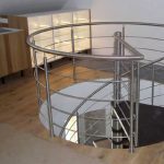 Design-Spindeltreppe, Edelstahl mit Holzstufen, LED-Beleuchtung im Handlauf